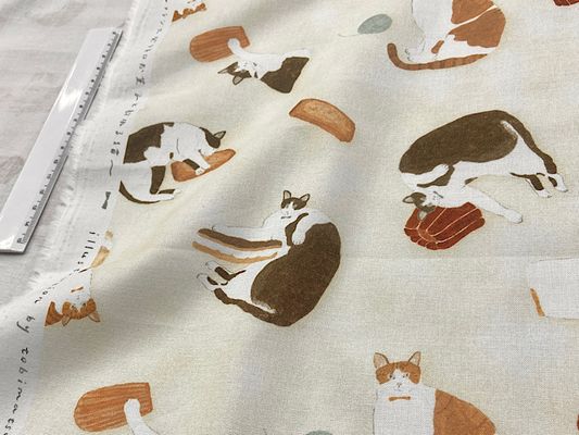 トビマツショウイチロウ「~フランス発祥のお菓子と戯れる猫~」