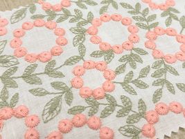 Exclusive Collection 特別なリース刺しゅうのコットンローンレースオフ白地