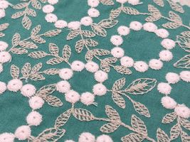 Exclusive Collection 特別なリース刺しゅうのコットンローンレースグリーン地