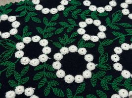 Exclusive Collection 特別なリース刺しゅうのコットンローンレースブラック地