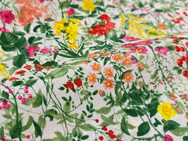 高密度80ローンフラワープリント「ワイルドフラワー・ガーデン」白地×赤系