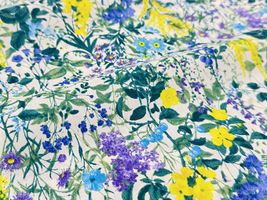 高密度80ローンフラワープリント「ワイルドフラワー・ガーデン」白地×青系