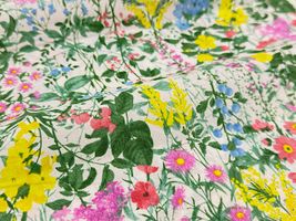 高密度80ローンフラワープリント「ワイルドフラワー・ガーデン」白地×ピンク系