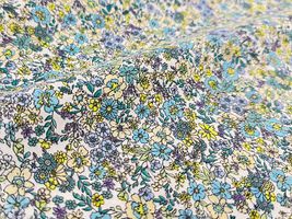 高密度80ローンフラワープリント「プティ・ジャルダン」淡黄×水色系