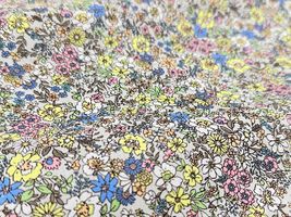 高密度80ローンフラワープリント「プティ・ジャルダン」グレー地