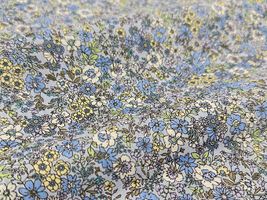 高密度80ローンフラワープリント「プティ・ジャルダン」ブルー地