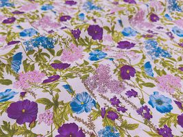 高密度80ローンフラワープリント「ポピーフィールズ」オフ白地×紫花