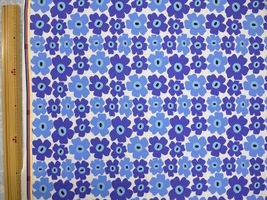 「ポップな北欧調フラワー」のクールクロスニット白地×青花