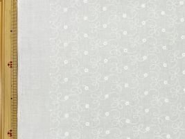 くすみカラーのコットンレースオフ白