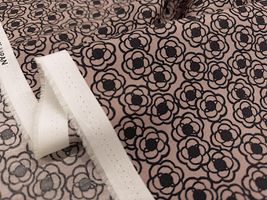 コットンこばやしブロードプリント「小さなくるくるフラワー」あずきミルク地