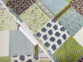 シルキーライクコットンプリント「パッチワーク」グリーン系