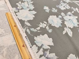 YUWA綿麻シーチングプリント「beauty flower」グレー地×青花