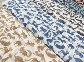 my piece of fabric 60ローンプリント「気ままな黒猫さん」_拡大イメージ