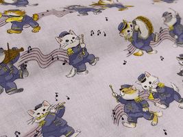 【現品限り特価】シーチングプリント「ニャンコ楽団のマーチ」ラベンダー