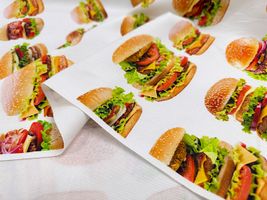 デジタルプリント「Do you prefer burgers or donuts?」_拡大イメージ