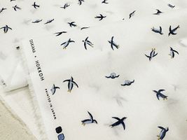 my piece of fabric 60ローンプリント「空飛ぶペンギン」_拡大イメージ