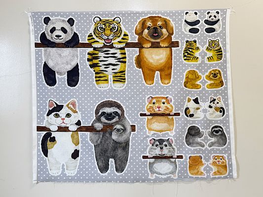 コッカ 木にぶら下がる動物たちのシーチングパネルプリント