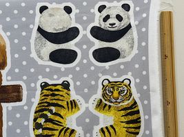 コッカ 木にぶら下がる動物たちのシーチングパネルプリント_拡大イメージ
