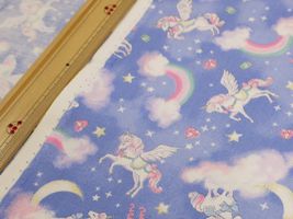 【現品限り特価】シーチングプリント クラシカルモダン2021 ユニコーンレインボー_拡大イメージ