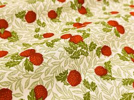 【現品限り特価】クラシカルなベリーのスケアプリントアイボリー地