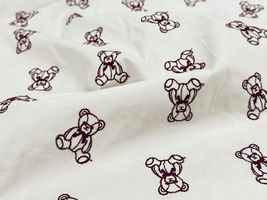 大塚屋オリジナル刺しゅう「My Teddy Bear」スモークホワイトのブロード_拡大イメージ