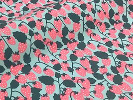 コットンこばやし レトロ苺のブロードプリント水色地