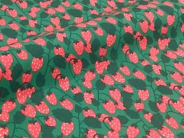 コットンこばやし レトロ苺のブロードプリント緑地