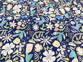 my piece of fabric 手描きフラワーの60ローンプリントネイビー地