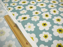 オックスプリント 北欧調のポップフラワーくすみグリーン