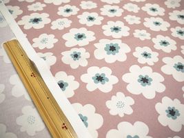 オックスプリント 北欧調のポップフラワーくすみピンク