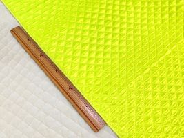 ネオンカラーの蛍光サテンキルティングイエロー