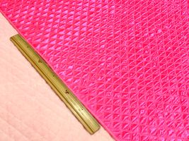 ネオンカラーの蛍光サテンキルティングピンク