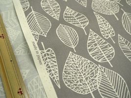 北欧調 透かし葉っぱの オックスプリントくすみグレー