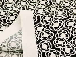 コットンこばやしブロードプリント「小さなくるくるフラワー」黒地