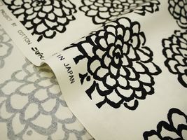 コットンこばやし ダリア柄のツイルプリント黒花×アイボリー地