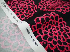 コットンこばやし ダリア柄のツイルプリントピンク花×黒地