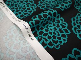 コットンこばやし ダリア柄のツイルプリント緑花×黒地