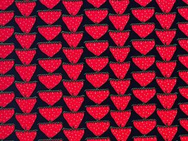 コットンこばやし 北欧風mini苺のブロードプリント 黒地×赤苺