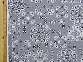 バンダナ柄のスケアプリントグレー