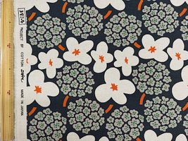 コットンこばやし フラワーブーケの綿麻キャンバスプリントネイビー地