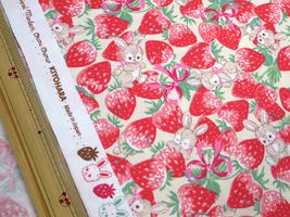 クラシカルモダンシュシュ「イチゴラビット」ベージュ地