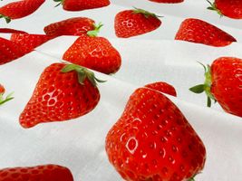 大きないちごのデジタルシーチングプリントホワイト