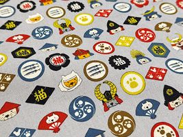 コットンこばやし綿麻キャンバスプリント「家紋！武者猫」グレー