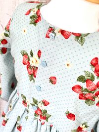 シーチングプリント un/no「Strawberry&Dot」_拡大イメージ