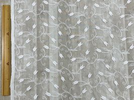 エレガントフラワーのチュールレースオフホワイト