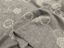 北欧調コットン杢ビエラ刺しゅう「リース」グレー