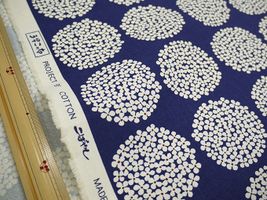 コットンこばやし 北欧調サークルフラワーキャンバス濃い青地