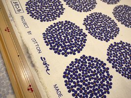 コットンこばやし 北欧調サークルフラワーキャンバスアイボリー地×濃い青花