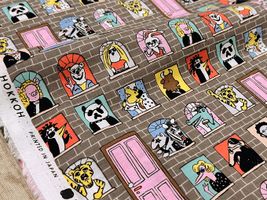 【現品限り特価】my piece of fabric 60ローンプリント「アニマルスター・アパートメント」モカ