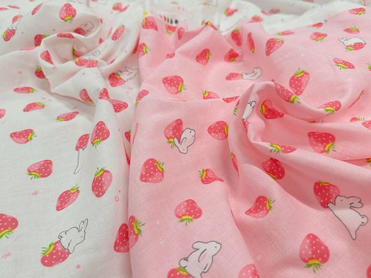 ふんわり苺とうさぎのダブルガーゼ